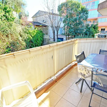 Climatise Avec Terrasse Et Parking - Proche Cannes Apartmán