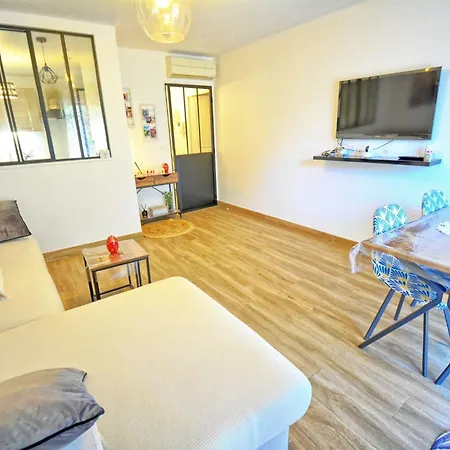 Climatise Avec Terrasse Et Parking - Proche Cannes Apartmán *