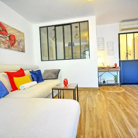 Climatise Avec Terrasse Et Parking - Proche Cannes *